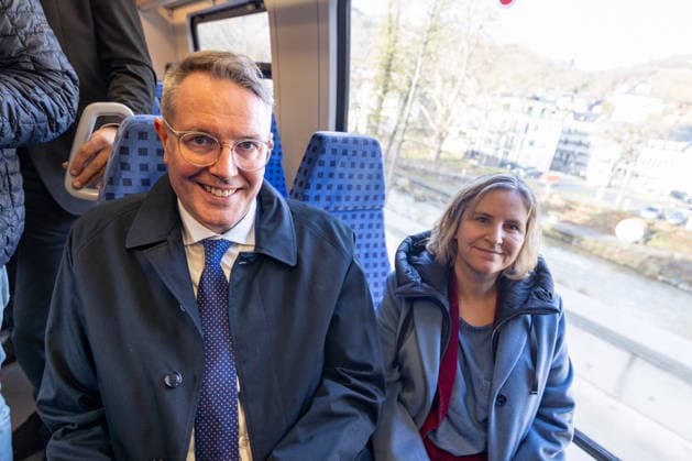 Inbetriebnahme der Ahrtalbahn Sonderfahrt Dernau Altenahr - 12.12.2025. Ministerpräsident Rheinland Pfalz Alexander SCHWEITZER (SPD) und Landesministerin für Umwelt Katrin EDER - Die Ahrtalbahn geht wieder in Betrieb: Mit einer Sonderfahrt von Dernau nach Altenahr eröffnet die Deutsche Bahn die nach der Flut 2021 erneuerte Strecke. Bahnchefin Evelyn Palla, Ministerpräsident Alexander Schweitzer und Verkehrsminister Patrick Schnieder geben den Start frei. Dernau Rheinland-Pfalz Deutschland *** Commissioning of the Ahr Valley Railway Special trip Dernau Altenahr 12 12 2025 Minister President of Rhineland-Palatinate Alexander SCHWEITZER SPD and State Minister for the Environment Katrin EDER The Ahr Valley Railway is back in operatio Copyright: xBonn.digitalx xMarcxJohnx
