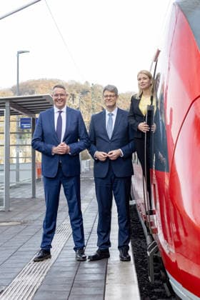 Inbetriebnahme der Ahrtalbahn Pressetermin in Altenahr - 12.12.2025. Ministerpräsident Rheinland Pfalz Alexander SCHWEITZER (SPD), Bundesminister für Verkehr Patrick SCHNIEDER (CDU) und Vorstandsvorsitzende Deutsche Bahn Evelyn PALLA - In Altenahr wird die neue Ahrtalbahn offiziell eröffnet: Bahnchefin Evelyn Palla, Ministerpräsident Alexander Schweitzer und Verkehrsminister Patrick Schnieder stellen die vollständig wiederaufgebaute Strecke vor, die nach der Flut 2021 nun wieder durchgehend befahrbar ist., - In Altenahr wird die neue Ahrtalbahn offiziell eröffnet: Bahnchefin Evelyn Palla, Ministerpräsident Alexander Schweitzer und Verkehrsminister Patrick Schnieder stellen die vollständig wiederaufgebaute Strecke vor, die nach Copyright: xBonn.digitalx xMarcxJohnx
