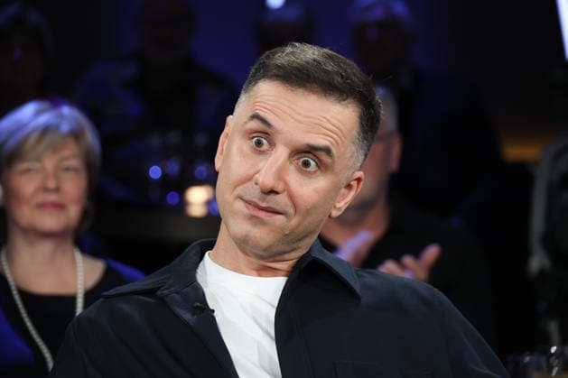 Özcan Cosar, Comedian, zu Gast in der NDR Talk Show am 12.12.2025, Fototermin vor der Live-Sendung im 3. Programm des NDR Fernsehen im Fernsehstudio Hamburg Lokstedt
