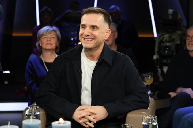 Özcan Cosar, Comedian, zu Gast in der NDR Talk Show am 12.12.2025, Fototermin vor der Live-Sendung im 3. Programm des NDR Fernsehen im Fernsehstudio Hamburg Lokstedt
