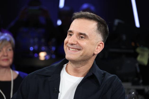 Özcan Cosar, Comedian, zu Gast in der NDR Talk Show am 12.12.2025, Fototermin vor der Live-Sendung im 3. Programm des NDR Fernsehen im Fernsehstudio Hamburg Lokstedt