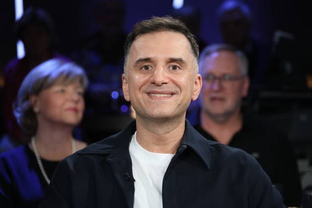 Özcan Cosar, Comedian, zu Gast in der NDR Talk Show am 12.12.2025, Fototermin vor der Live-Sendung im 3. Programm des NDR Fernsehen im Fernsehstudio Hamburg Lokstedt
