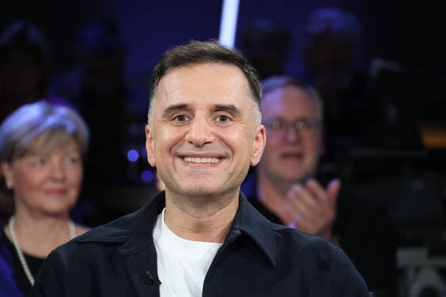 Özcan Cosar, Comedian, zu Gast in der NDR Talk Show am 12.12.2025, Fototermin vor der Live-Sendung im 3. Programm des NDR Fernsehen im Fernsehstudio Hamburg Lokstedt