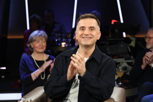 Özcan Cosar, Comedian, zu Gast in der NDR Talk Show am 12.12.2025, Fototermin vor der Live-Sendung im 3. Programm des NDR Fernsehen im Fernsehstudio Hamburg Lokstedt