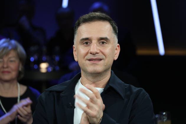 Özcan Cosar, Comedian, zu Gast in der NDR Talk Show am 12.12.2025, Fototermin vor der Live-Sendung im 3. Programm des NDR Fernsehen im Fernsehstudio Hamburg Lokstedt
