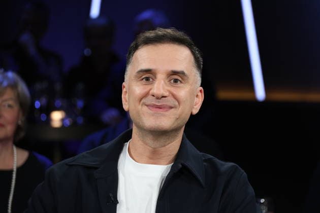 Özcan Cosar, Comedian, zu Gast in der NDR Talk Show am 12.12.2025, Fototermin vor der Live-Sendung im 3. Programm des NDR Fernsehen im Fernsehstudio Hamburg Lokstedt