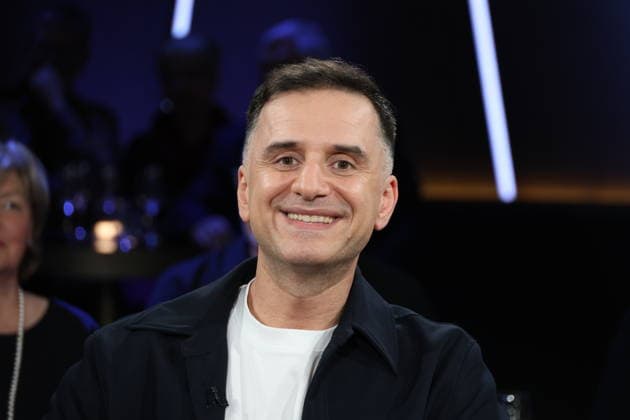 Özcan Cosar, Comedian, zu Gast in der NDR Talk Show am 12.12.2025, Fototermin vor der Live-Sendung im 3. Programm des NDR Fernsehen im Fernsehstudio Hamburg Lokstedt
