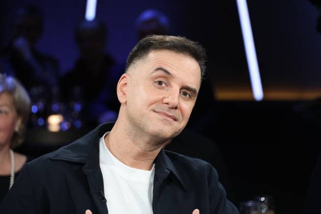 Özcan Cosar, Comedian, zu Gast in der NDR Talk Show am 12.12.2025, Fototermin vor der Live-Sendung im 3. Programm des NDR Fernsehen im Fernsehstudio Hamburg Lokstedt