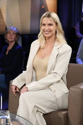 Isi Glück, Partyschlager-Sängerin, zu Gast in der NDR Talk Show am 12.12.2025, Fototermin vor der Live-Sendung im 3. Programm des NDR Fernsehen im Fernsehstudio Hamburg Lokstedt