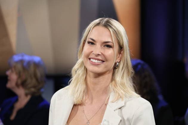 Isi Glück, Partyschlager-Sängerin, zu Gast in der NDR Talk Show am 12.12.2025, Fototermin vor der Live-Sendung im 3. Programm des NDR Fernsehen im Fernsehstudio Hamburg Lokstedt