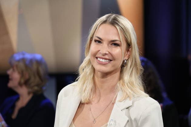 Isi Glück, Partyschlager-Sängerin, zu Gast in der NDR Talk Show am 12.12.2025, Fototermin vor der Live-Sendung im 3. Programm des NDR Fernsehen im Fernsehstudio Hamburg Lokstedt
