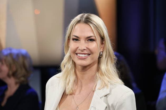 Isi Glück, Partyschlager-Sängerin, zu Gast in der NDR Talk Show am 12.12.2025, Fototermin vor der Live-Sendung im 3. Programm des NDR Fernsehen im Fernsehstudio Hamburg Lokstedt