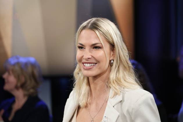 Isi Glück, Partyschlager-Sängerin, zu Gast in der NDR Talk Show am 12.12.2025, Fototermin vor der Live-Sendung im 3. Programm des NDR Fernsehen im Fernsehstudio Hamburg Lokstedt