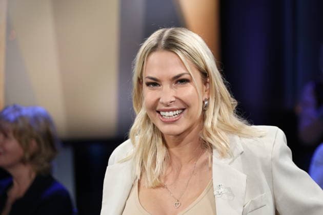 Isi Glück, Partyschlager-Sängerin, zu Gast in der NDR Talk Show am 12.12.2025, Fototermin vor der Live-Sendung im 3. Programm des NDR Fernsehen im Fernsehstudio Hamburg Lokstedt