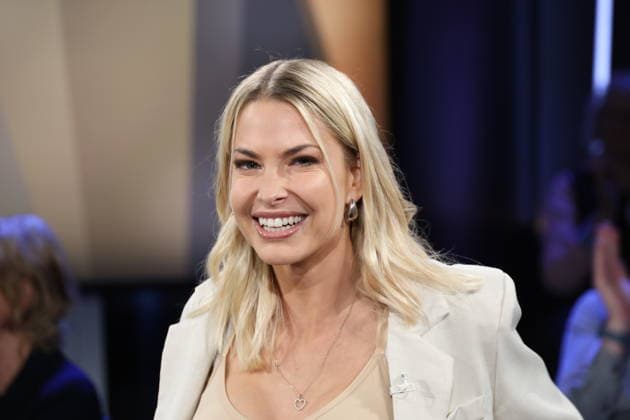 Isi Glück, Partyschlager-Sängerin, zu Gast in der NDR Talk Show am 12.12.2025, Fototermin vor der Live-Sendung im 3. Programm des NDR Fernsehen im Fernsehstudio Hamburg Lokstedt
