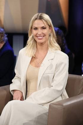 Isi Glück, Partyschlager-Sängerin, zu Gast in der NDR Talk Show am 12.12.2025, Fototermin vor der Live-Sendung im 3. Programm des NDR Fernsehen im Fernsehstudio Hamburg Lokstedt