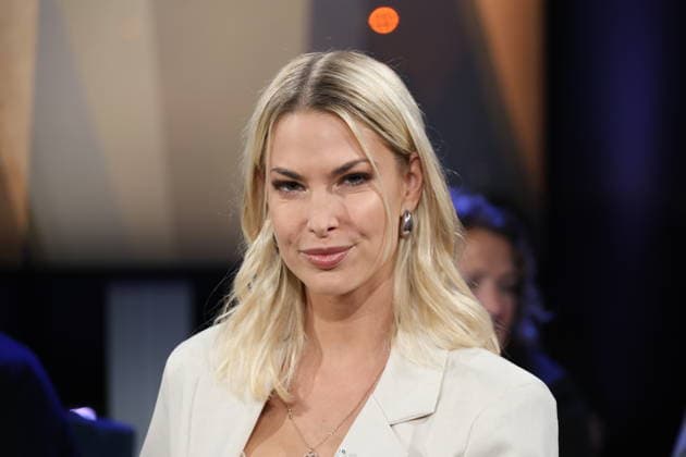 Isi Glück, Partyschlager-Sängerin, zu Gast in der NDR Talk Show am 12.12.2025, Fototermin vor der Live-Sendung im 3. Programm des NDR Fernsehen im Fernsehstudio Hamburg Lokstedt