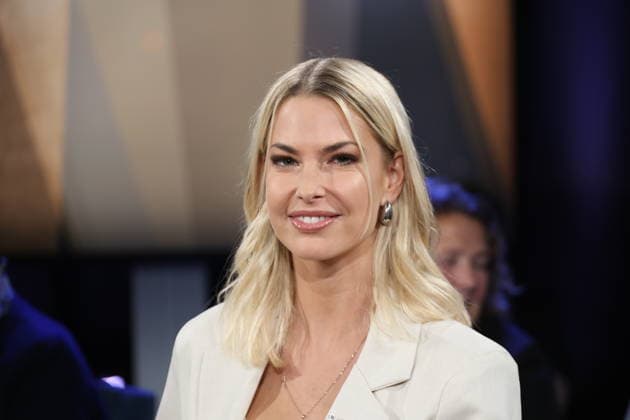 Isi Glück, Partyschlager-Sängerin, zu Gast in der NDR Talk Show am 12.12.2025, Fototermin vor der Live-Sendung im 3. Programm des NDR Fernsehen im Fernsehstudio Hamburg Lokstedt