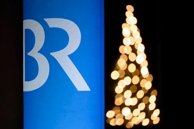 Das Logo des Bayerischen Rundfunk (BR) vor einem Weihnachtsbaum zu sehen bei der Sternstunden-Gala 2025 in der Frankenhalle in Nürnberg. (Themenbild, Symbolbild) Nürnberg, 12.12.2025 Bayern Deutschland Copyright: xDwixAnoraganingrumx