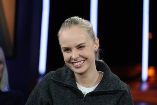 Clara Lösel, Lyrikerin und Autorin, zu Gast in der NDR Talk Show am 12.12.2025, Fototermin vor der Live-Sendung im 3. Programm des NDR Fernsehen im Fernsehstudio Hamburg Lokstedt