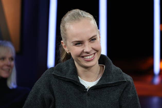 Clara Lösel, Lyrikerin und Autorin, zu Gast in der NDR Talk Show am 12.12.2025, Fototermin vor der Live-Sendung im 3. Programm des NDR Fernsehen im Fernsehstudio Hamburg Lokstedt