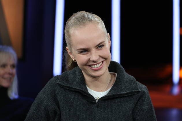 Clara Lösel, Lyrikerin und Autorin, zu Gast in der NDR Talk Show am 12.12.2025, Fototermin vor der Live-Sendung im 3. Programm des NDR Fernsehen im Fernsehstudio Hamburg Lokstedt