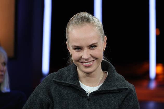 Clara Lösel, Lyrikerin und Autorin, zu Gast in der NDR Talk Show am 12.12.2025, Fototermin vor der Live-Sendung im 3. Programm des NDR Fernsehen im Fernsehstudio Hamburg Lokstedt