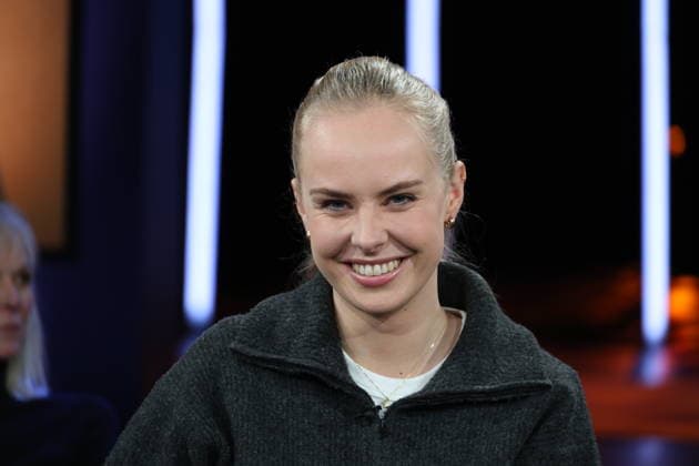 Clara Lösel, Lyrikerin und Autorin, zu Gast in der NDR Talk Show am 12.12.2025, Fototermin vor der Live-Sendung im 3. Programm des NDR Fernsehen im Fernsehstudio Hamburg Lokstedt