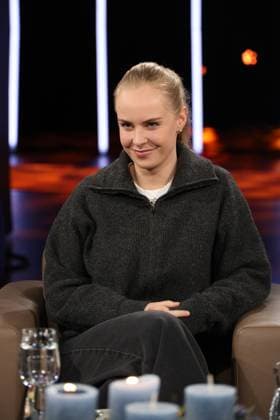 Clara Lösel, Lyrikerin und Autorin, zu Gast in der NDR Talk Show am 12.12.2025, Fototermin vor der Live-Sendung im 3. Programm des NDR Fernsehen im Fernsehstudio Hamburg Lokstedt
