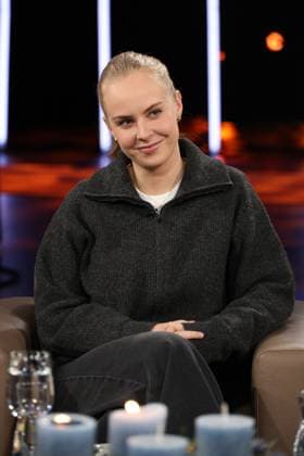 Clara Lösel, Lyrikerin und Autorin, zu Gast in der NDR Talk Show am 12.12.2025, Fototermin vor der Live-Sendung im 3. Programm des NDR Fernsehen im Fernsehstudio Hamburg Lokstedt