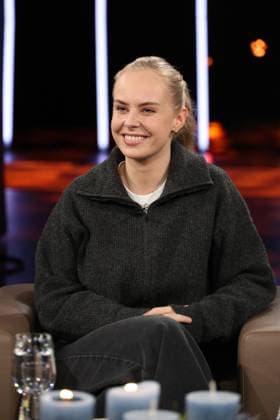 Clara Lösel, Lyrikerin und Autorin, zu Gast in der NDR Talk Show am 12.12.2025, Fototermin vor der Live-Sendung im 3. Programm des NDR Fernsehen im Fernsehstudio Hamburg Lokstedt