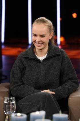 Clara Lösel, Lyrikerin und Autorin, zu Gast in der NDR Talk Show am 12.12.2025, Fototermin vor der Live-Sendung im 3. Programm des NDR Fernsehen im Fernsehstudio Hamburg Lokstedt