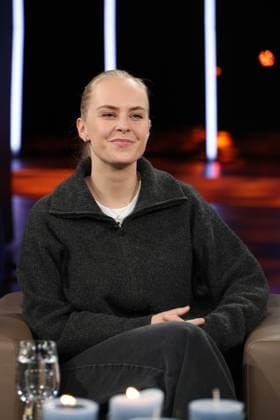 Clara Lösel, Lyrikerin und Autorin, zu Gast in der NDR Talk Show am 12.12.2025, Fototermin vor der Live-Sendung im 3. Programm des NDR Fernsehen im Fernsehstudio Hamburg Lokstedt