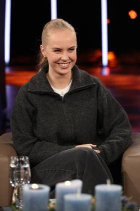 Clara Lösel, Lyrikerin und Autorin, zu Gast in der NDR Talk Show am 12.12.2025, Fototermin vor der Live-Sendung im 3. Programm des NDR Fernsehen im Fernsehstudio Hamburg Lokstedt