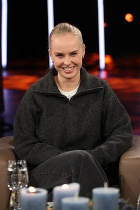 Clara Lösel, Lyrikerin und Autorin, zu Gast in der NDR Talk Show am 12.12.2025, Fototermin vor der Live-Sendung im 3. Programm des NDR Fernsehen im Fernsehstudio Hamburg Lokstedt