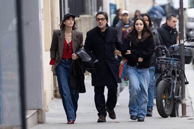Charlotte Gainsbourg , Yvan Attal et leur fille Jo Attal Inauguration de la passerelle Jane Birkin devant les 41 43 quai de Valmy à Paris le 13 décembre 2025 Cyril Moreau Bestimage Unveiling of the Jane Birkin footbridge in front of 41 43 Quai de Valmy in Paris on December 13, 2025 Paris France  Copyright: xCYRILxMOREAUx xBESTIMAGExCYRILxMOREAUx xBESTIMAGEx