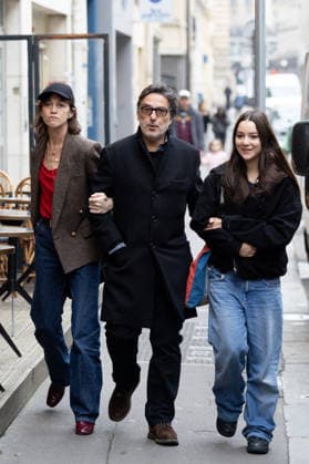 Charlotte Gainsbourg , Yvan Attal et leur fille Jo Attal Inauguration de la passerelle Jane Birkin devant les 41 43 quai de Valmy à Paris le 13 décembre 2025 Cyril Moreau Bestimage Unveiling of the Jane Birkin footbridge in front of 41 43 Quai de Valmy in Paris on December 13, 2025 Paris France  Copyright: xCYRILxMOREAUx xBESTIMAGExCYRILxMOREAUx xBESTIMAGEx