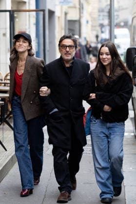 Charlotte Gainsbourg , Yvan Attal et leur fille Jo Attal Inauguration de la passerelle Jane Birkin devant les 41 43 quai de Valmy à Paris le 13 décembre 2025 Cyril Moreau Bestimage Unveiling of the Jane Birkin footbridge in front of 41 43 Quai de Valmy in Paris on December 13, 2025 Paris France  Copyright: xCYRILxMOREAUx xBESTIMAGExCYRILxMOREAUx xBESTIMAGEx