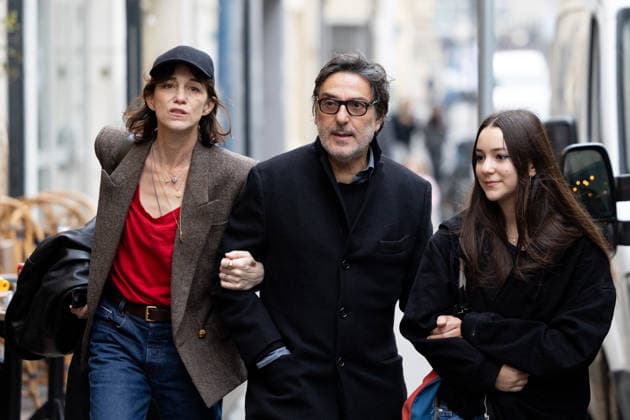Charlotte Gainsbourg , Yvan Attal et leur fille Jo Attal Inauguration de la passerelle Jane Birkin devant les 41 43 quai de Valmy à Paris le 13 décembre 2025 Cyril Moreau Bestimage Unveiling of the Jane Birkin footbridge in front of 41 43 Quai de Valmy in Paris on December 13, 2025 Paris France  Copyright: xCYRILxMOREAUx xBESTIMAGExCYRILxMOREAUx xBESTIMAGEx