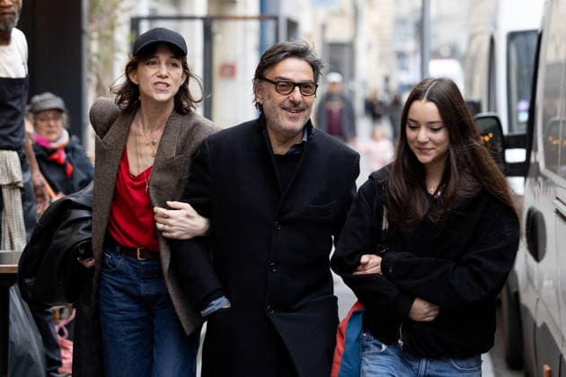 Charlotte Gainsbourg , Yvan Attal et leur fille Jo Attal Inauguration de la passerelle Jane Birkin devant les 41 43 quai de Valmy à Paris le 13 décembre 2025 Cyril Moreau Bestimage Unveiling of the Jane Birkin footbridge in front of 41 43 Quai de Valmy in Paris on December 13, 2025 Paris France  Copyright: xCYRILxMOREAUx xBESTIMAGExCYRILxMOREAUx xBESTIMAGEx
