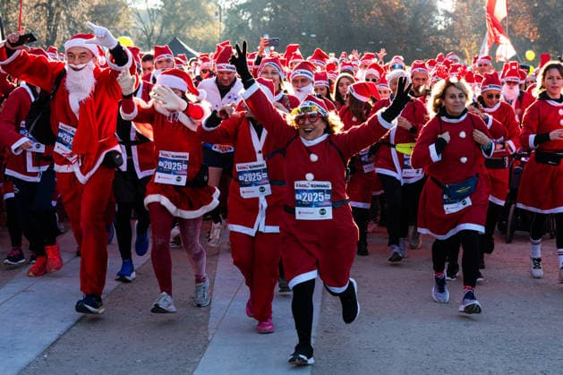 Babbo Running Christmas charity run in Milan MILAN, ITALY - DECEMBER 13: People dressed in Santa Claus costumes participate in the Babbo Running Christmas charity run to raise funds for pediatric cancer research in Milan, Italy on December 13, 2025. Piero Cruciatti Anadolu Milan Italy. Editorial use only. Please get in touch for any other usage.  Copyright: x2025xAnadoluxPieroxCruciattix
