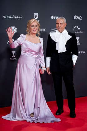 Red carpet of the 31st edition of the José María Forqué Awards Journalist Nieves Herrero and designer Juan Carlos Verino pose on the red carpet of the 31st edition of the José María Forqué Awards, at the IFEMA Municipal Palace, on December 13, 2025, in Madrid Spain The José María Forqué Film Awards, known as Premios Forqué, were created in 1996 by the Entidad de Gestión de Derechos de los Productores Audiovisuales Egeda to honor the memory of José María Forqué, a leading figure in Spanish filmmaking and the first president of Egeda EGEDA created the award with the aim of disseminating the importance of the Spanish audiovisual industry and promoting the figure of the film producer 13 DECEMBER 2025 Madrid Madrid Espana  Copyright: xAlbertoxOrtegax 7168090