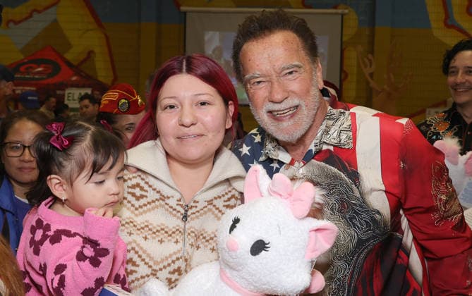 44th Annual Miracle on 1st Street Christmas Toy Giveaway at Hollenbeck Youth Center Featuring: Arnold Schwarzenegger Where: Los Angeles, California, United States When: 13 Dec 2025 Credit: Faye s Vision Cover Images EDITORIAL USE ONLY. NOT FOR USE BY NEWSPAPERS BASED IN THE UK. Copyright: xx coverimg55336743