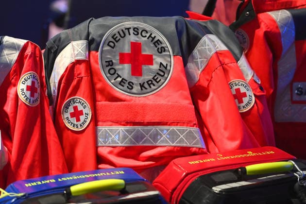 Jacke Deutsches Rotes Kreuz, NOTARZT. CSU Parteitag 2025 am 12.und 13.12.2025 MESSE MUENCHEN *** Jacket German Red Cross, EMERGENCY CSU Party Congress 2025 on 12 and 13 12 2025 MESSE MUENCHEN