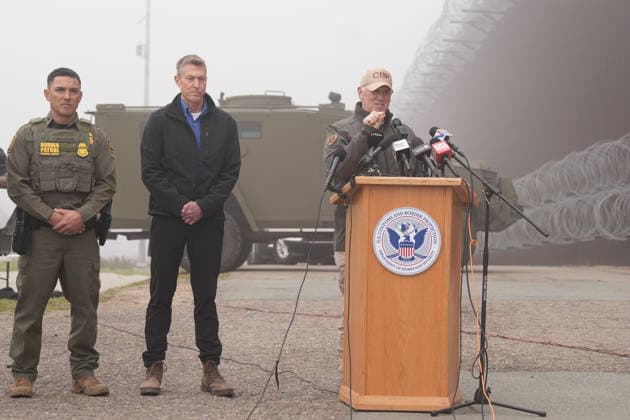 San Diego Border Patrol Chief Justin De La Torre (L), Customs and Border Protection (CBP) Commissioner Rodney S. Scott (C), and White House border policy chief Tom Homan (L) attend a press conference in San Diego (EE.UU.) 13 December 2025. Homan, known as the border czar, called on immigrants who are in the United States illegally to go home. . The USA asks immigrants who are in the country illegally to go home. !ACHTUNG: NUR REDAKTIONELLE NUTZUNG!  Copyright: xManuelxOcanox AME7898 20251213-55018823712_1