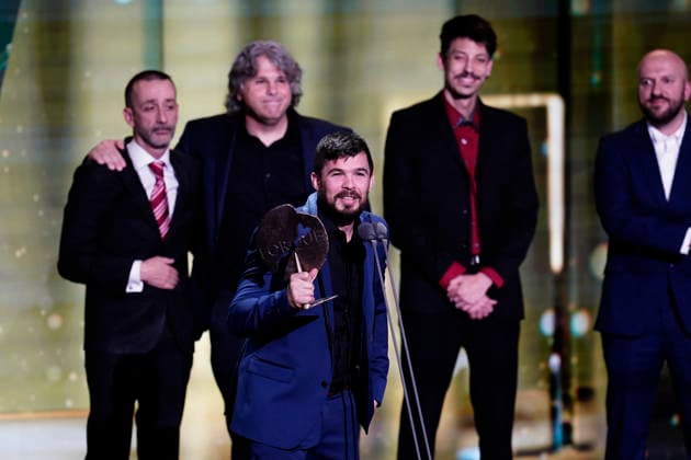 Gala of the 31st edition of the José María Forqué Awards Director Cristian Beteta speaks with the crew of the film Ángulo muerto after collecting the award for Best Short Film during the gala of the 31st edition of the José María Forqué Awards, at the Palacio Municipal de IFEMA, on December 13, 2025, in Madrid Spain The José María Forqué Film Awards, known as the Forqué Awards, were created in 1996 by Egeda EGEDA to honor the memory of José María Forqué, a figure in Spanish cinema and the first president of Egeda EGEDA EGEDA, were created in 1996 by the Entidad de Gestión de Derechos de los Productores Audiovisuales Egeda to honor the memory of José María Forqué, a leading figure in Spanish filmmaking and the first president of Egeda EGEDA  Copyright: xA.xPÃ rezxMecax 7168615
