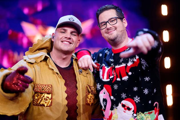Sänger Pietro Lombardi als Figur Rave-Ioli und Komiker Chris Tall in der Prosieben-Show The Masked Singer in den MMC-Studios in Ossendorf. Köln, 13.12.2025 NRW Deutschland Copyright: xChristophxHardtx