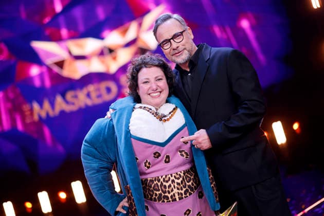 Schauspielerin Meltem Kaptan als Figur Muuhnika und Moderator Matthias Opdenhövel in der Prosieben-Show The Masked Singer in den MMC-Studios in Ossendorf. Köln, 13.12.2025 NRW Deutschland Copyright: xChristophxHardtx