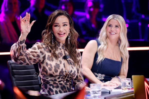 Moderatorin Verona Pooth und Sängerin Beatrice Egli in der Prosieben-Show The Masked Singer in den MMC-Studios in Ossendorf. Köln, 13.12.2025 NRW Deutschland *** Presenter Verona Pooth and singer Beatrice Egli in the Prosieben show The Masked Singer at the MMC Studios in Ossendorf Cologne, 13 12 2025 NRW Germany Copyright: xChristophxHardtx