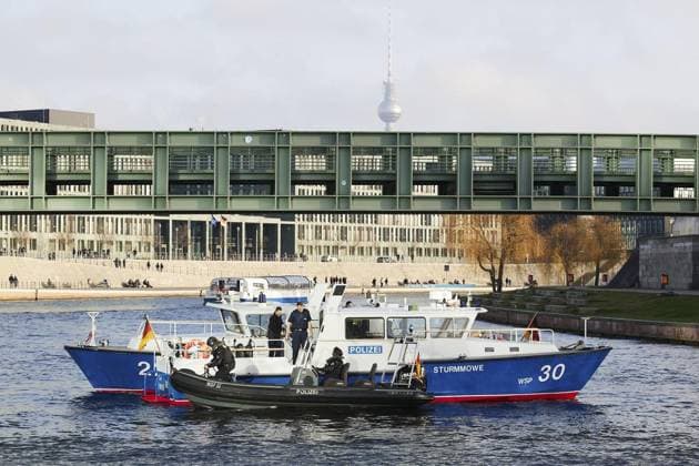 Friedensverhandlungen zur Ukraine ** NUR FÜR REDAKTIONELLE ZWECKE ** EDITORIAL USE ONLY **<p>Anlässlich der bald stattfindenden Friedensverhandlungen im Ukrainekonflikt sichern Polizeiboote das Regierungsviertel auf der Spree. Deutschland Berlin Berlin Copyright: JörgxCarstensen *** Peace negotiations on Ukraine FOR EDITORIAL PURPOSES ONLY EDITORIAL USE ONLY p Police boats secure the government quarter on the Spree River Germany Berlin Berlin Copyright JörgxCarstensen Copyright: JörgxCarstensen doc83orqdluer59qqz5g5o ,EDITORIAL USE ONLY